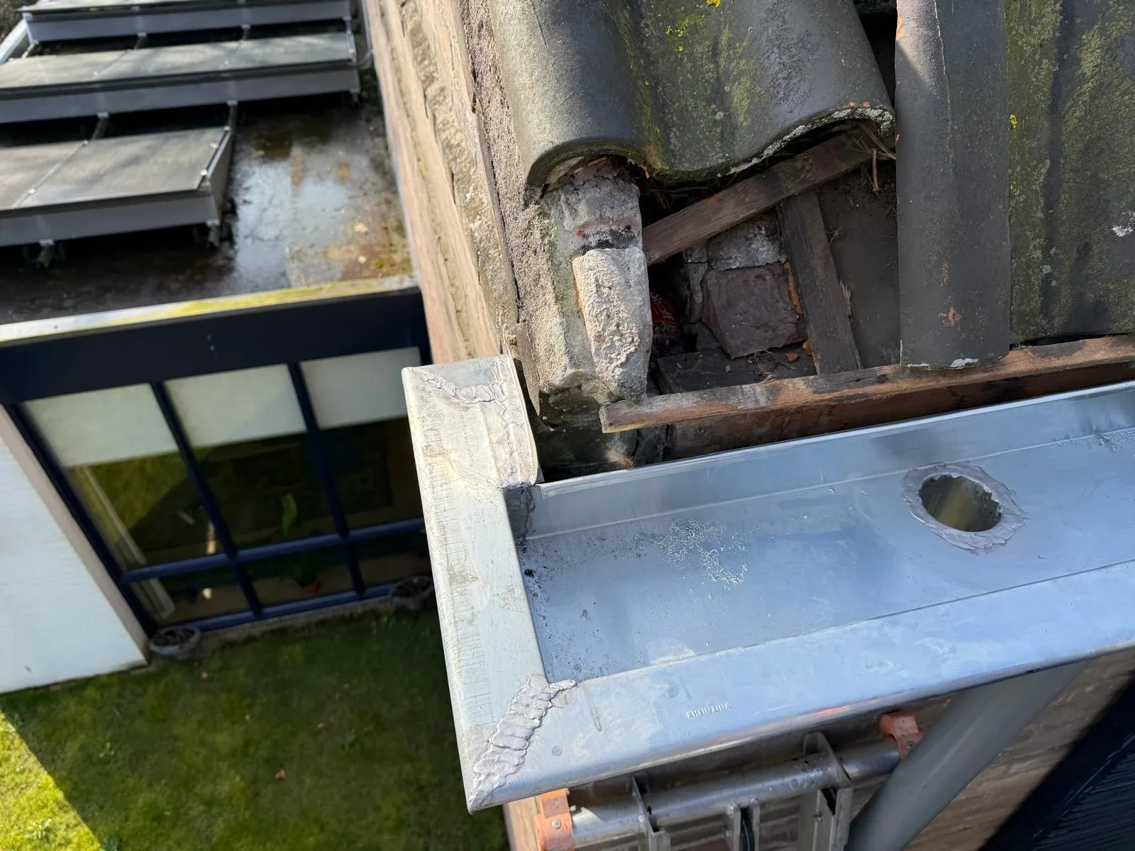 Nieuwe zinken dakgoot langs de dakrand