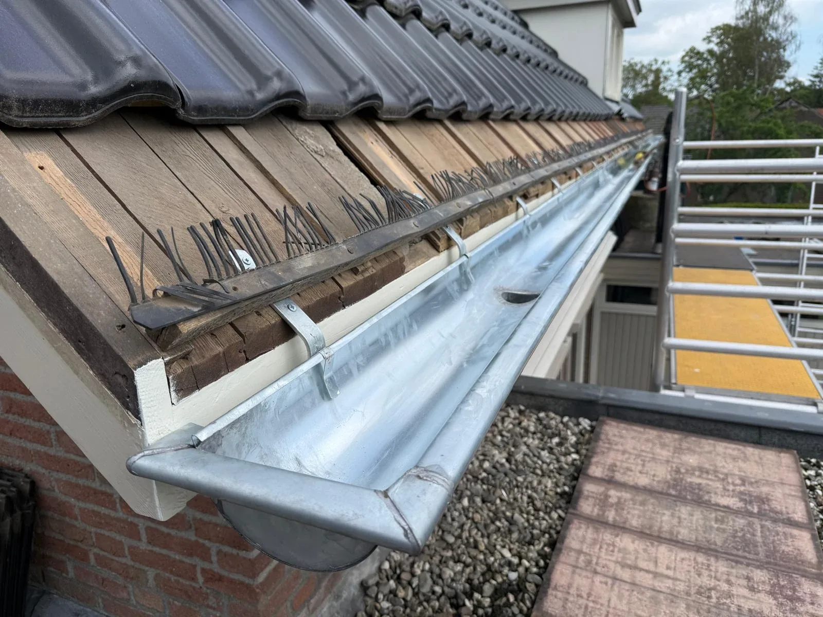 Nieuwe zinken dakgoot aan een bestaand dak