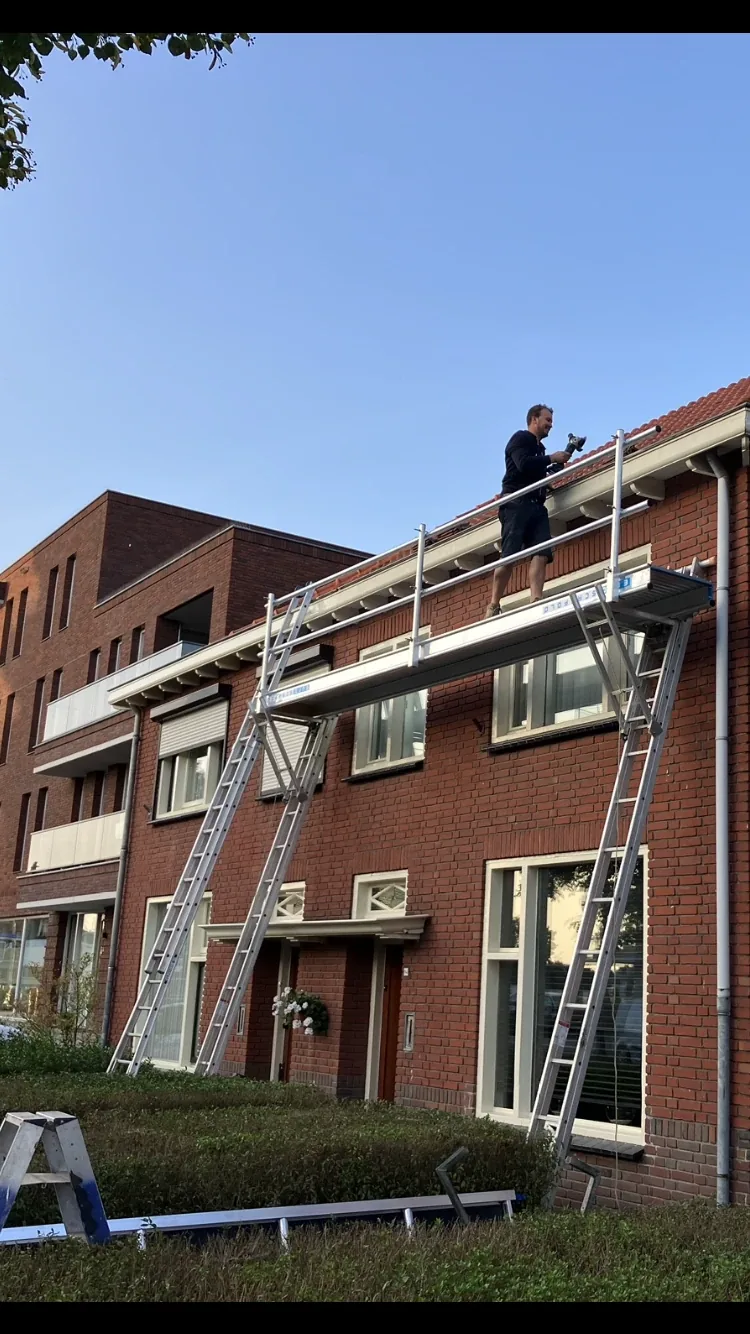 Werken vanaf de steiger aan een groter pand