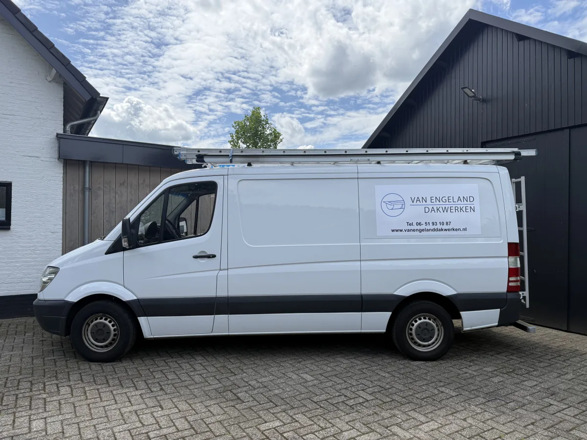 Bedrijfsbus van Van Engeland Dakwerken, specialist in dakgoten en zinkwerk in Sint-Oedenrode