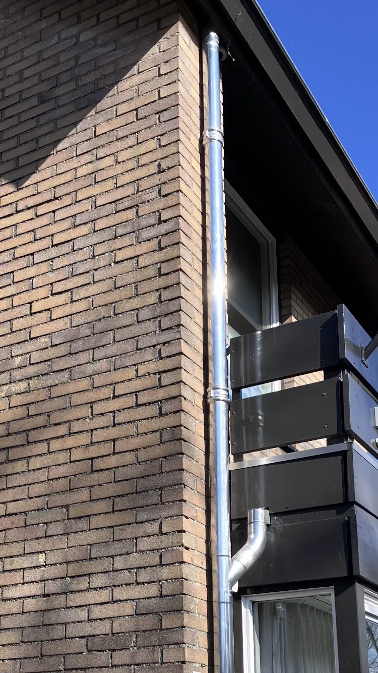 Nieuwe zinken regenpijp voor de hemelwaterafvoer